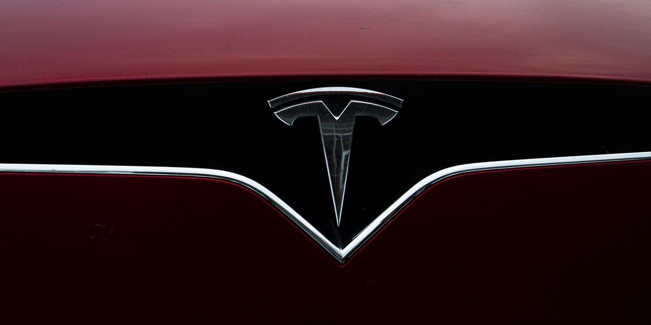 Een Tesla-coureur kwam om bij een crash waarbij hij video's plaatste van zichzelf terwijl hij handsfree in zijn auto reed