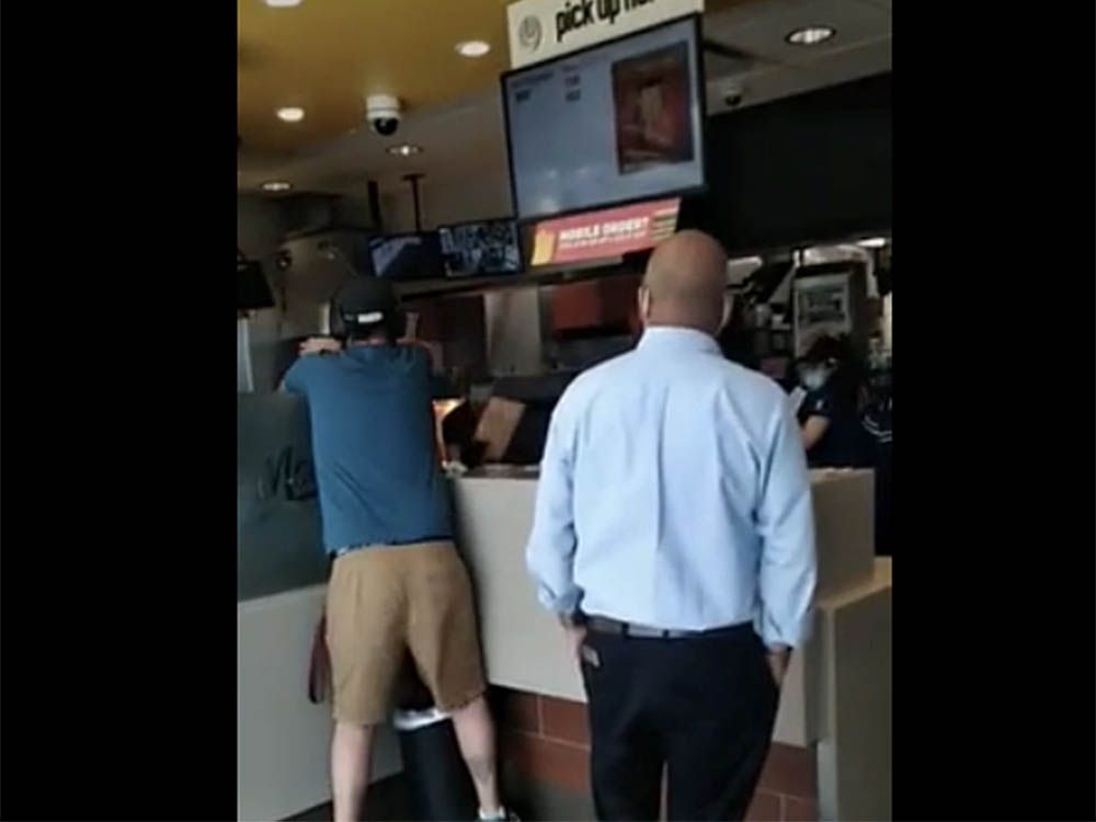 De rage van fastfood: een man gearresteerd na het omgooien van een Richmond McDonald’s