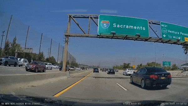 BMW 5-Serie bestuurder probeert baan te splitsen op snelweg LA, dingen gaan niet zoals gepland