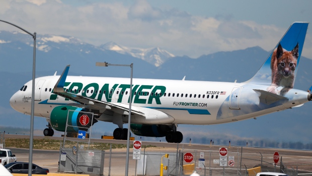 Passagier van Frontier Airlines beschuldigd van betasten en slaan van vrouwelijke stewardessen