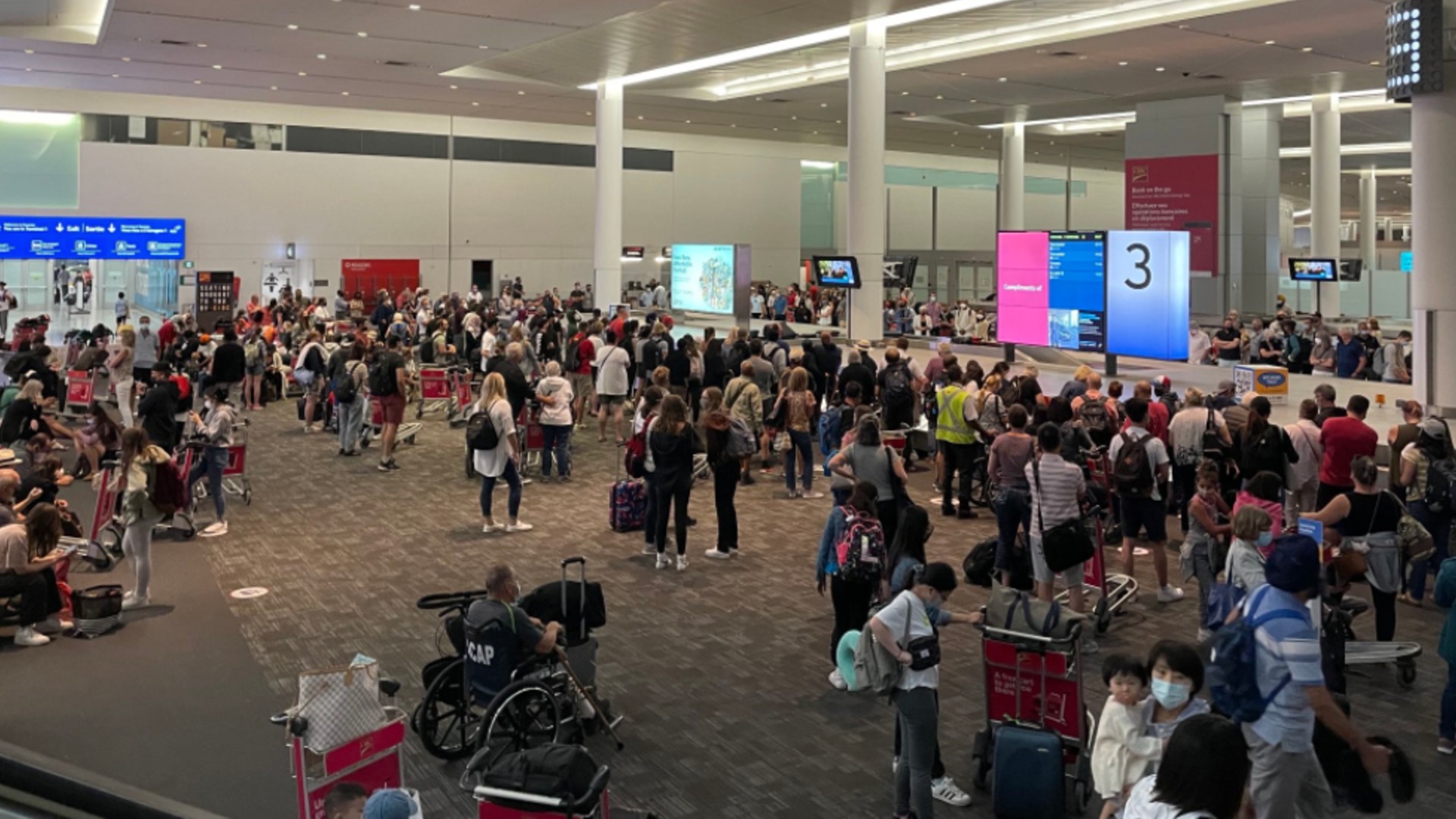 Passagiers meldden zaterdag lange vertragingen op Pearson Airport