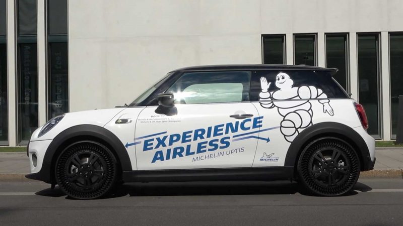 Bekijk de Mini Cooper SE rijden op Michelin Aptis Airless banden