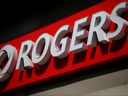 De onrust in de bestuurskamer komt wanneer Rogers Communications probeert de goedkeuring van de regelgevende instanties te financieren en te verkrijgen voor een historische deal, de overname van Shaw Communications Inc. ter waarde van $ 16 miljard.  , de dominante kabelaanbieder in West-Canada.