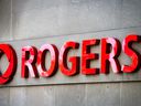 Rogers-logo op het hoofdkantoor in Toronto.