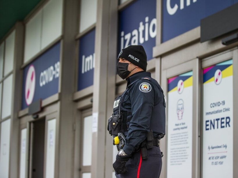 Politie Toronto intensiveert patrouilles rond vaccinatieplaatsen voor coronavirus