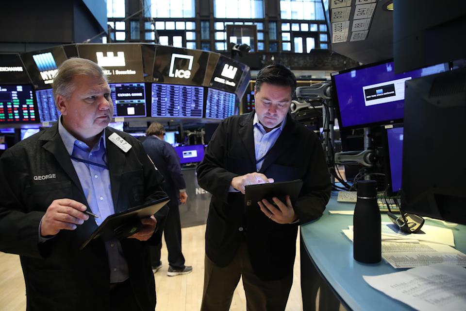 NEW YORK, NY - 8 MAART: Handelaren werken op de vloer van de New York Stock Exchange (NYSE) op 8 maart 2022 in New York City.  De Dow Jones steeg licht in de ochtendhandel toen de Russische invasie van Oekraïne de wereldwijde markten bleef schudden.  (Foto door Spencer Platt/Getty Images)