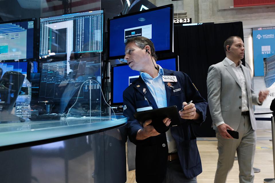 NEW YORK, NY - 16 MAART: Handelaren werken op de vloer van de New York Stock Exchange (NYSE) op 16 maart 2022 in New York City.  De Dow Jones begon vandaag in positief gebied en verlengde de rally van gisteren.  (Foto door Spencer Platt/Getty Images)