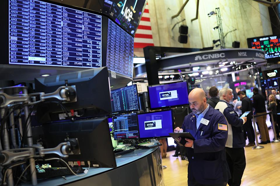 NEW YORK, NY - 30 MAART: Handelaren werken op de vloer van de New York Stock Exchange op 30 maart 2022 in New York City.  Amerikaanse beurzen openden lager na een stijging aan het begin van de week.  (Foto door Michael M. Santiago/Getty Images)