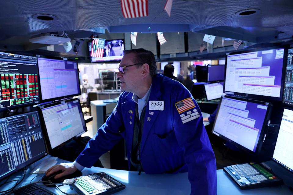 Een handelaar werkt op de handelsvloer van de New York Stock Exchange (NYSE) in Manhattan, New York City, VS, 11 april 2022. REUTERS/Andrew Kelly