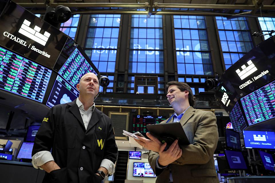 Handelaren werken op de vloer van de New York Stock Exchange (NYSE) in New York City, VS, 4 april 2022. REUTERS/Brendan McDermid