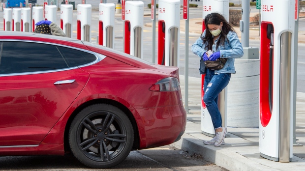 Tekort aan elektrische auto’s houdt aan te midden van stijgende gasprijzen |  CTV Nieuws
