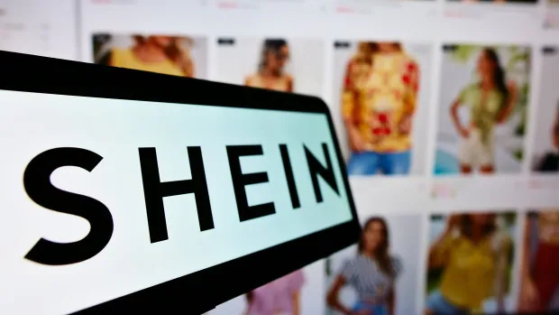 De supersnelle modewebsite Shein heeft de portemonnee van jonge shoppers veroverd.  Maar tegen welke prijs?