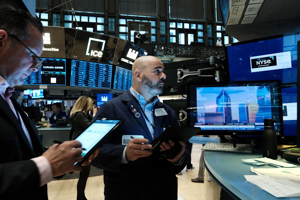 NEW YORK, NY - MEI 02: Handelaren werken op de vloer van de New York Stock Exchange (NYSE) op 2 mei 2022 in New York City.  Na een daling van meer dan 600 punten op vrijdag, stegen de aandelen licht in de ochtendhandel.  (Foto door Spencer Platt/Getty Images)