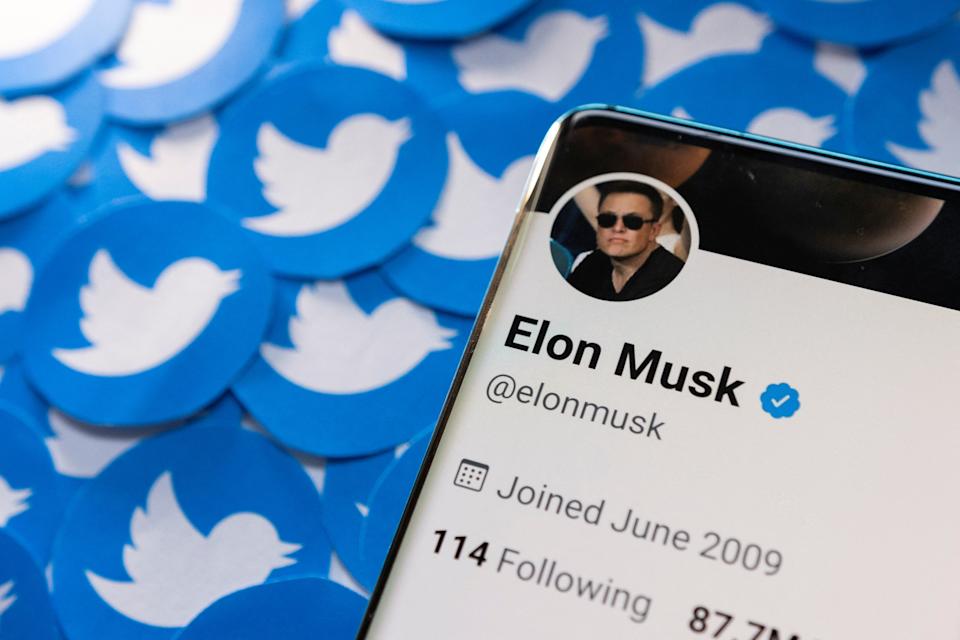 Het Twitter-profiel van Elon Musk is te zien op een smartphone die is geplaatst op de Twitter-logo's die zijn afgedrukt in deze illustratie, genomen op 28 april 2022. REUTERS / Dado Ruvic / Illustratie
