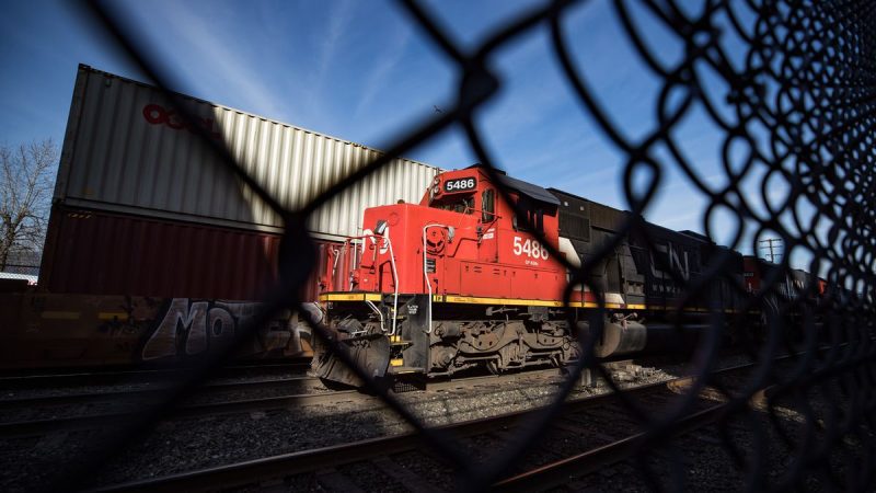 Werknemers bij de nationale spoorwegen van Canada zijn begonnen met een staking in een beweging die de Canadese toeleveringsketens verder zou kunnen bedreigen