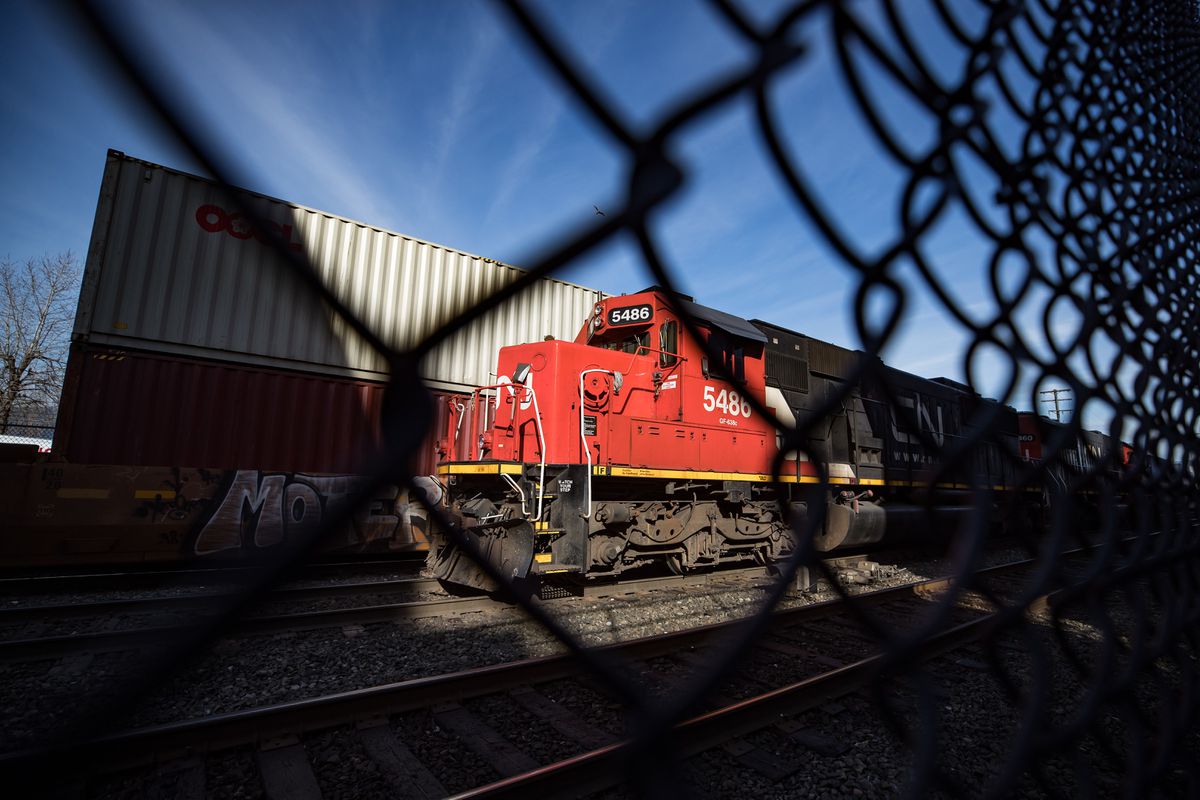 Werknemers bij de nationale spoorwegen van Canada zijn begonnen met een staking in een beweging die de Canadese toeleveringsketens verder zou kunnen bedreigen