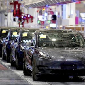 Elon Musk zegt dat de nieuwe autofabrieken van Tesla ‘miljarden verliezen’ door batterijtekorten en poortproblemen