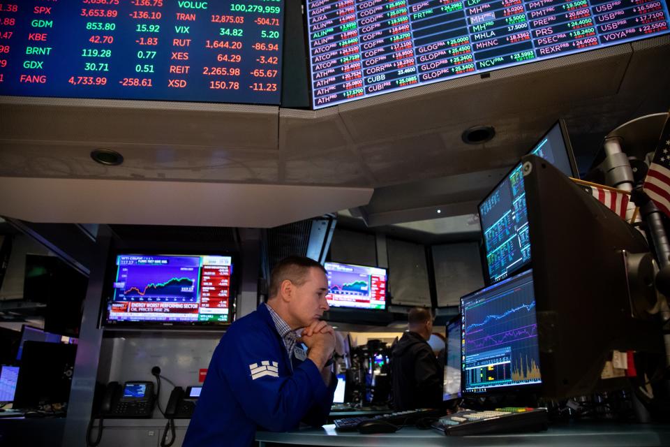 Een handelaar werkt aan de New York Stock Exchange (NYSE) in New York, VS, 16 juni 2022. Amerikaanse aandelen daalden donderdag scherp, terwijl de zware verkopen op Wall Street aanhielden te midden van groeiende angst voor een recessie.  (Foto door Michael Nagle/Xinhua via Getty Images)