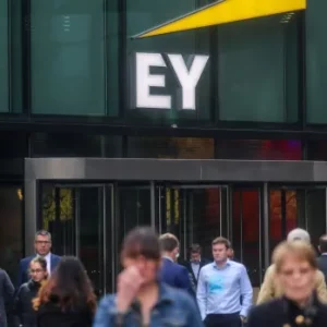 Accountantskantoor EY betaalt een boete van $ 100 miljoen nadat accountants fraude hebben ontdekt bij ethische examens
