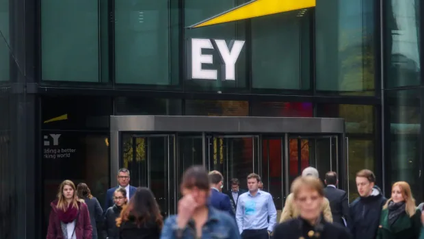 Accountantskantoor EY betaalt een boete van $ 100 miljoen nadat accountants fraude hebben ontdekt bij ethische examens