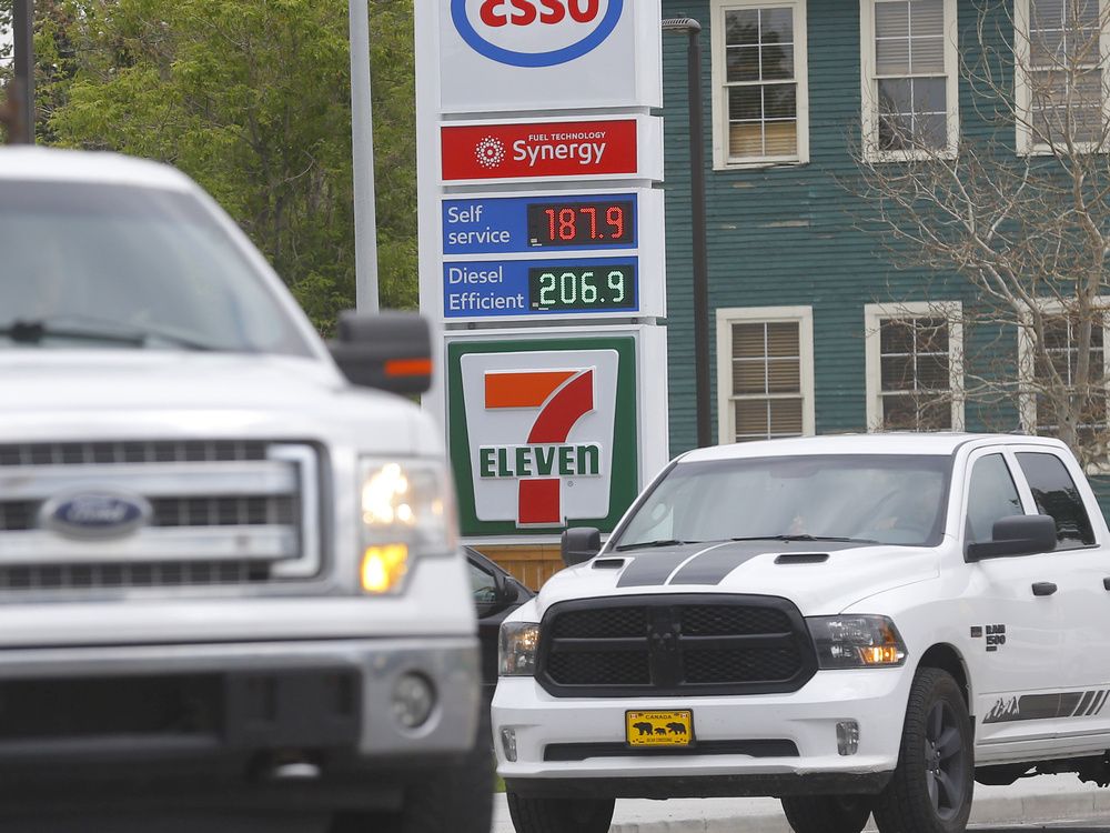Experts zeggen dat de gasprijzen in de detailhandel hoger zijn dan ze zouden moeten zijn in Calgary