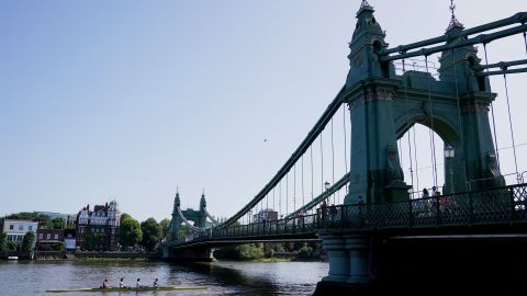 De Hammersmith Bridge in Londen, gebouwd in 1887, was in augustus 2020 gesloten voor alle gebruikers vanwege scheuren in de palen na een hittegolf.