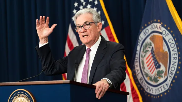 Powell zegt dat de Amerikaanse Federal Reserve de rente ‘voor een tijdje’ fors zal blijven verhogen