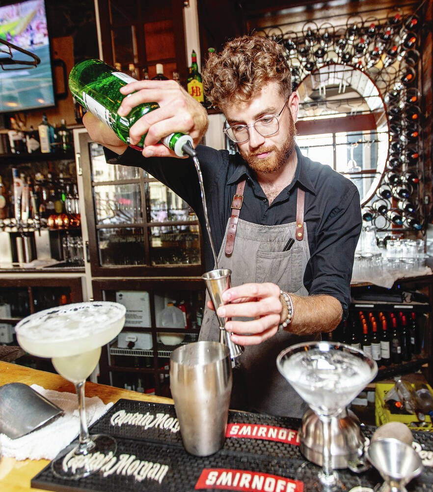 Restaurants vrezen voor hun toekomst te midden van alcoholrantsoenering op het werk