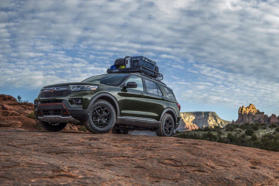 Ford Explorer Timberline Green Midsize 2023 geparkeerd op een heuvel