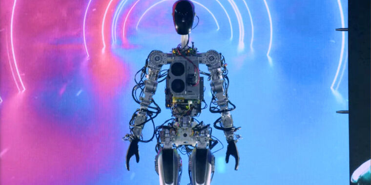 Tesla pronkt met een teleurstellend humanoïde robotprototype op Artificial Intelligence Day 2022