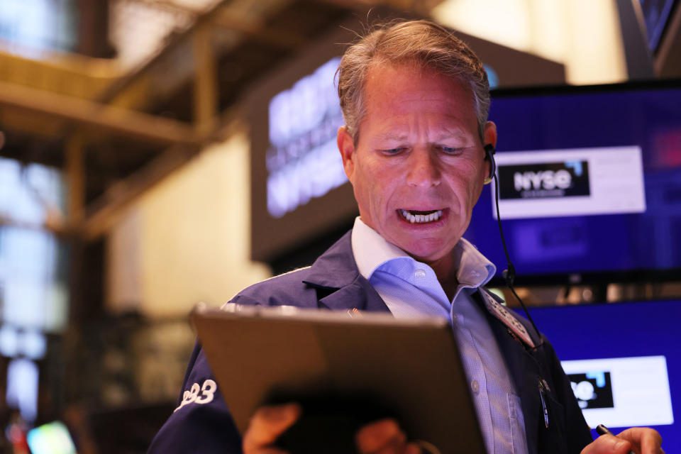 NEW YORK, NY - 18 OKTOBER: Handelaren werken op de vloer van de New York Stock Exchange tijdens de ochtendhandel op 18 oktober 2022 in New York City.  De aandelenmarkt opende hoger met een stijging van de Dow Jones met meer dan 600 punten, een stijging van de S&P 500 met 2,20% en een stijging van de Nasdaq Composite met 2,6%, wat bijdraagt ​​aan de winst die maandag begon.  (Foto door Michael M. Santiago/Getty Images)