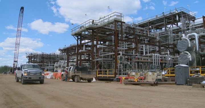 De olieproductie nam een ​​hoge vlucht in Alberta, maar het grootste deel van de inkomsten verliet de provincie - Edmonton
