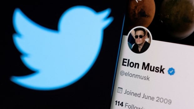 Elon Musk sluit deal om Twitter te kopen en begint senior executives te ontslaan