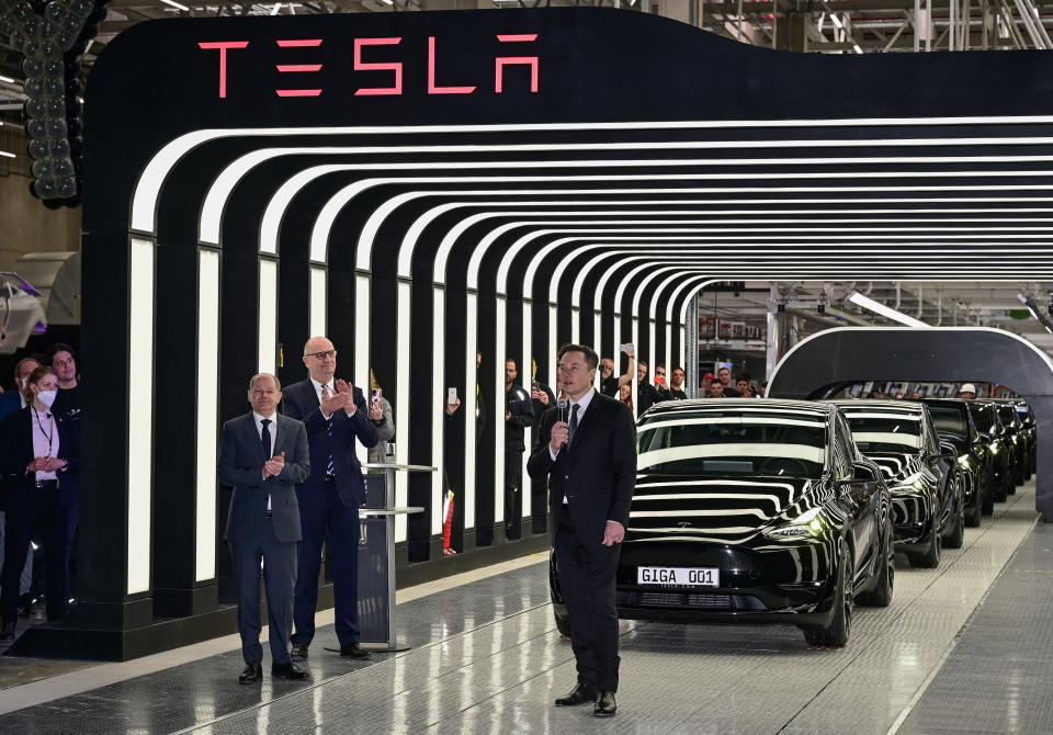 De Duitse bondskanselier Olaf Scholz, de Brandenburgse premier Dietmar Wojdick en Elon Musk wonen de openingsceremonie bij van de nieuwe Tesla Giga-fabriek voor elektrische voertuigen in Gruenheide, Duitsland, 22 maart 2022. Patrick Bloll/Pool via Reuters