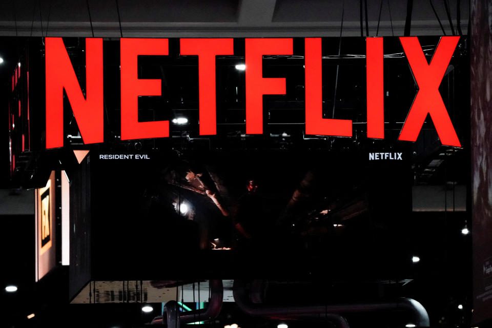 Borden bij de Netflix-stand zijn te zien op de conferentievloer van Comic-Con International in San Diego, Californië, VS, 21 juli 2022. REUTERS/Bing Guan