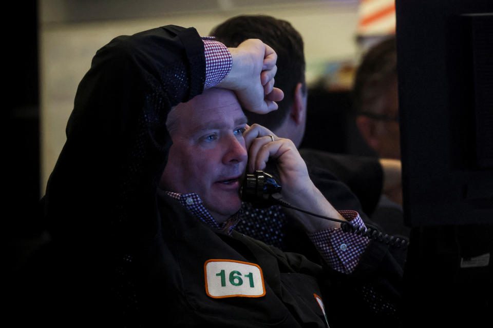 Handelaren werken op de vloer van de New York Stock Exchange (NYSE) in New York City, VS, 14 oktober 2022. REUTERS/Brendan McDermid