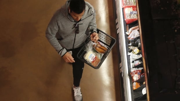 Inflatie in Canada vertraagt ​​tot 6,9%, maar voedselprijzen blijven stijgen
