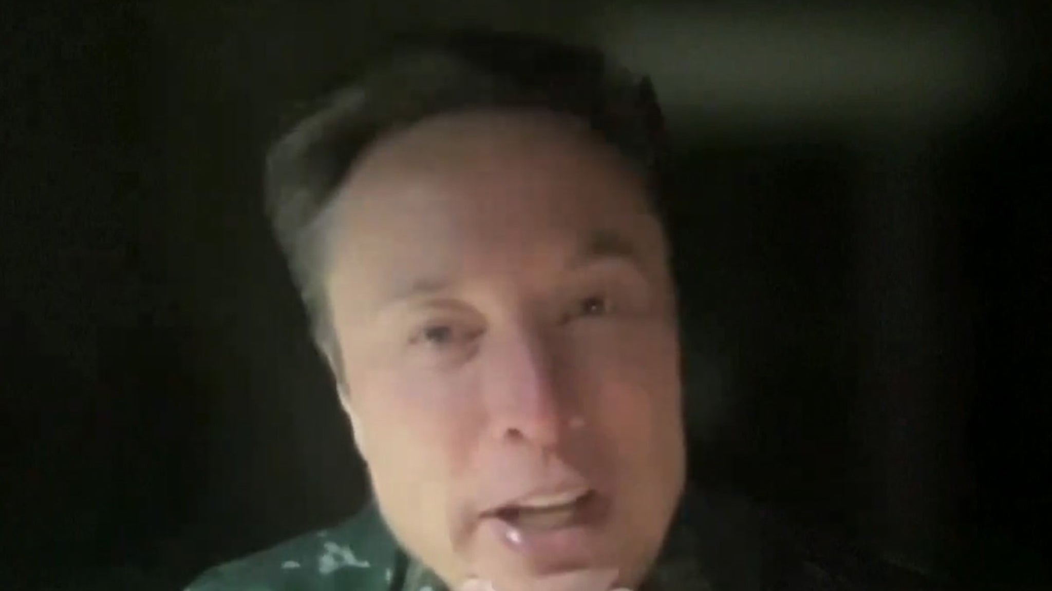 Elon Musk verschijnt in een vreemde video gehuld in duisternis