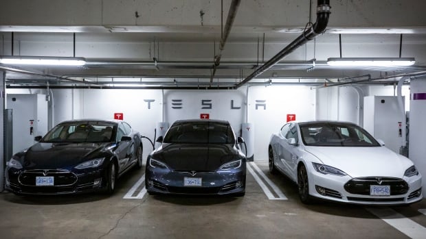 Toronto Tesla-bezitters kunnen nu de zelfrijdende modus gebruiken in het stadscentrum.  Maar veiligheidsexperts maken zich zorgen