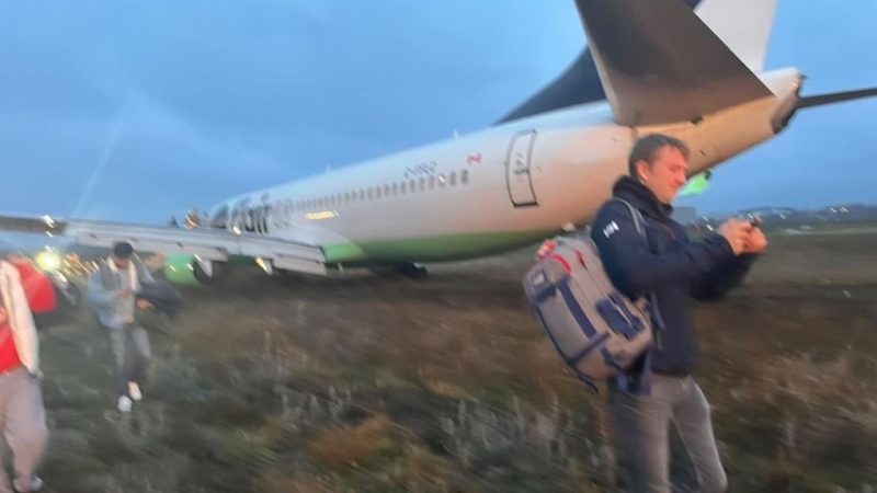 Een vliegtuig van Flyer Airlines schoot voorbij de landingsbaan op Waterloo Airport