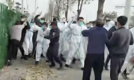 Een video die tijdens het protest is gefilmd, laat zien hoe beveiligingspersoneel in beschermende kleding een man aanvalt.