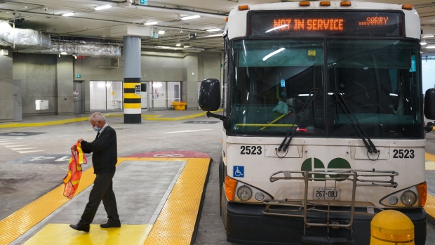 Maandag geen GO-busdienst als chauffeurs gaan staken: Metrolinx
