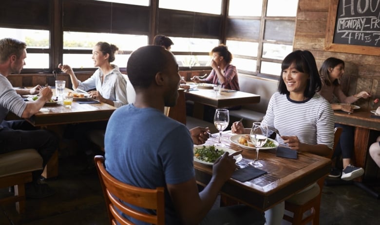 Een groep mensen eten in een restaurant.
